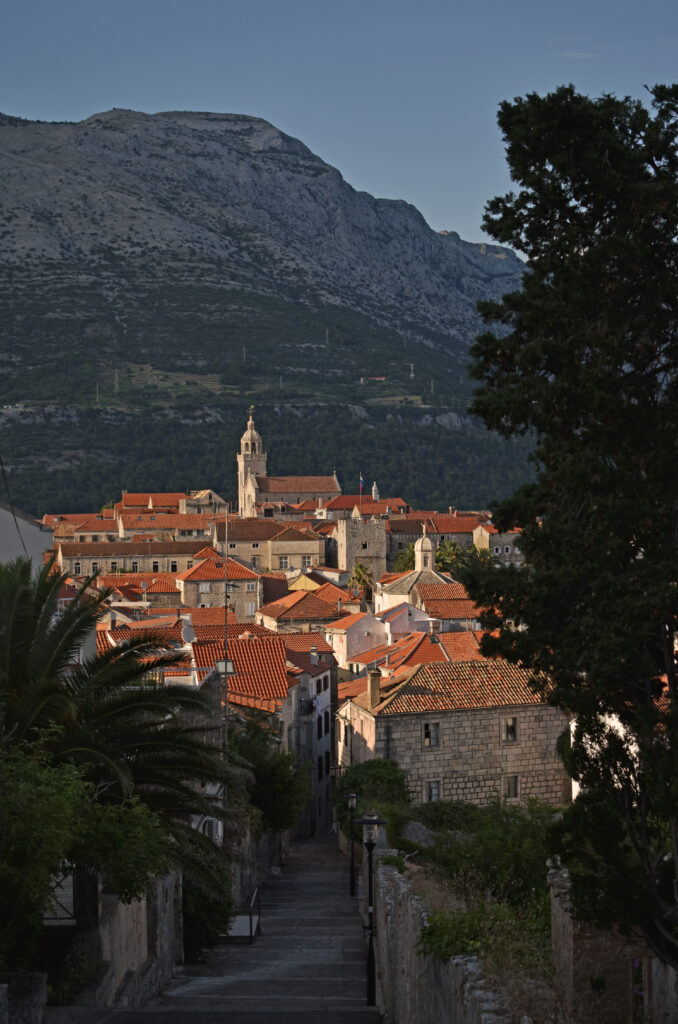 Serene Cityscape Wallpaper: Charming Architecture & Lush Greenery