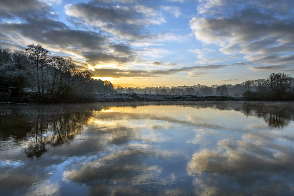 Tranquil Dawn HD Wallpaper: Golden Sunrise Reflection in Lake
