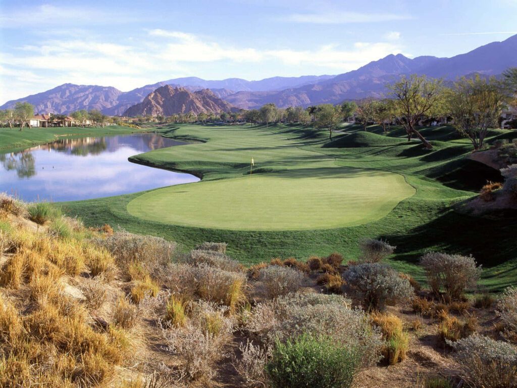 Serene Golf Course Wallpaper with Mountain View & Reflective Pond