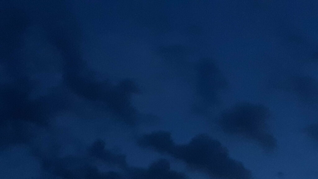Tranquil Dark Blue Clouds HD Wallpaper for Peaceful Background