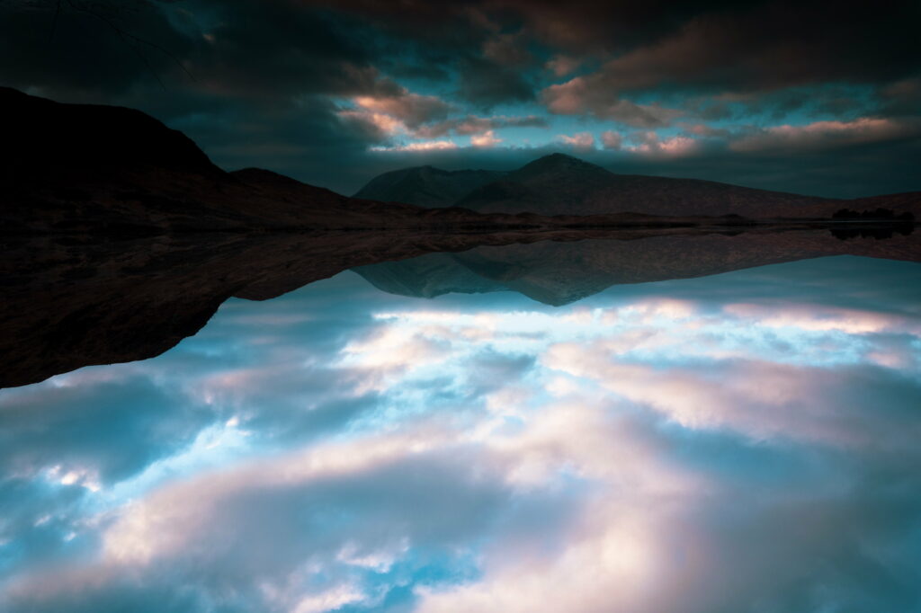 Tranquil Lake Reflection: Awe-Inspiring Mountain Landscape Wallpaper