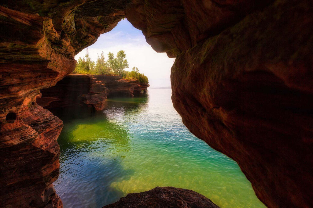 Tranquil Lake View Wallpaper: Serene Rock Arch & Lush Greenery