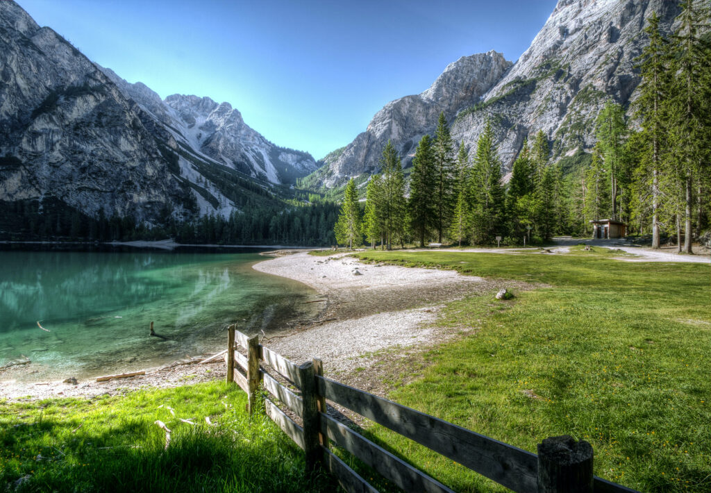 Tranquil Lake and Mountains Wallpaper - Serene Nature Escape