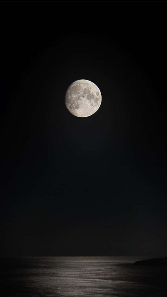Tranquil Luminescent Moon Wallpaper: Calm Night Sky Reflection