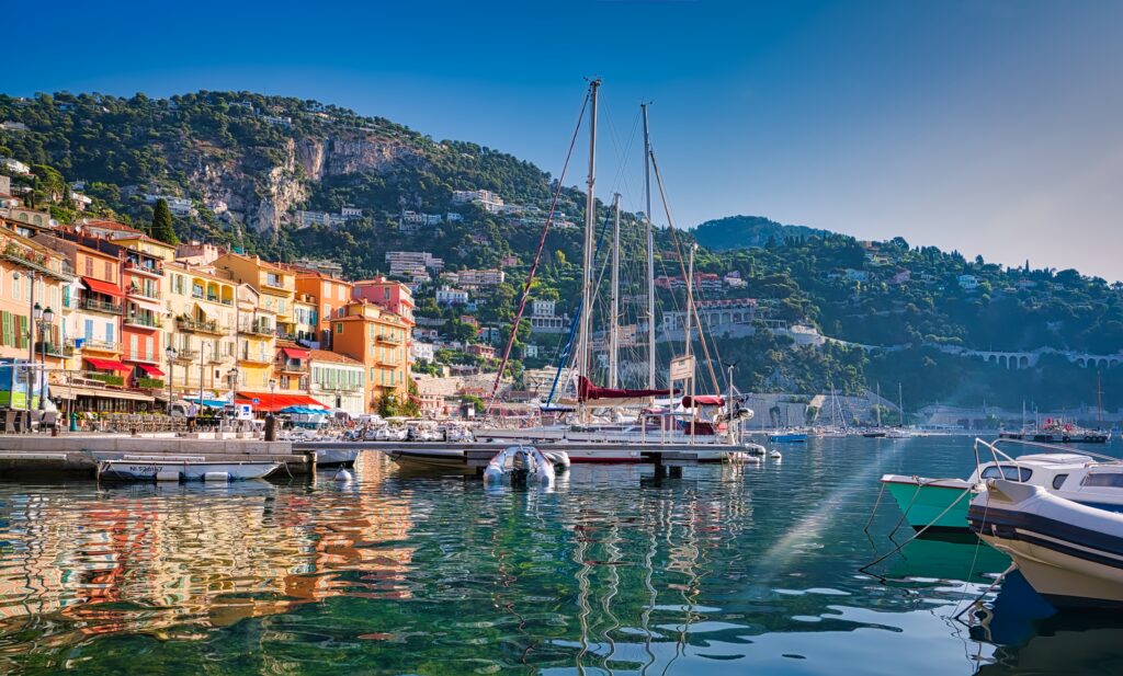 Vibrant Pier & Yachts Wallpaper: Colorful Houses & Scenic Cityscape