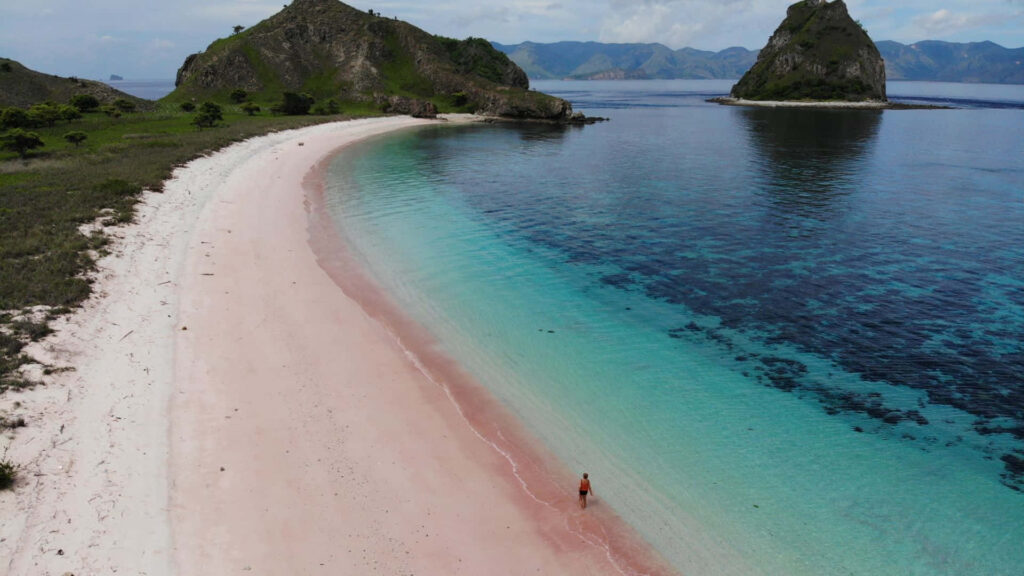 Stunning Pink Beach Wallpaper: Tranquil Turquoise Waters & Greens