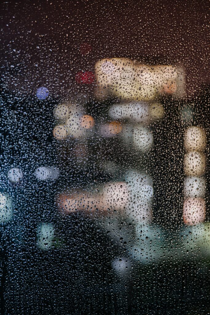 Tranquil Raindrops Wallpaper: Dreamy Blurred Cityscape Background