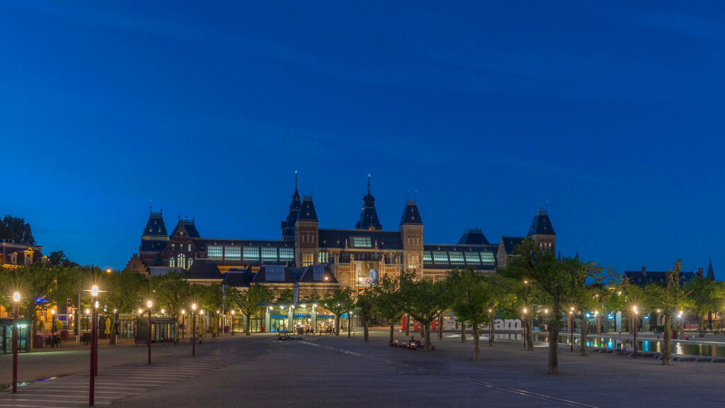 Serene Rijksmuseum Wallpaper: Night Sky Charm & Soft Lighting