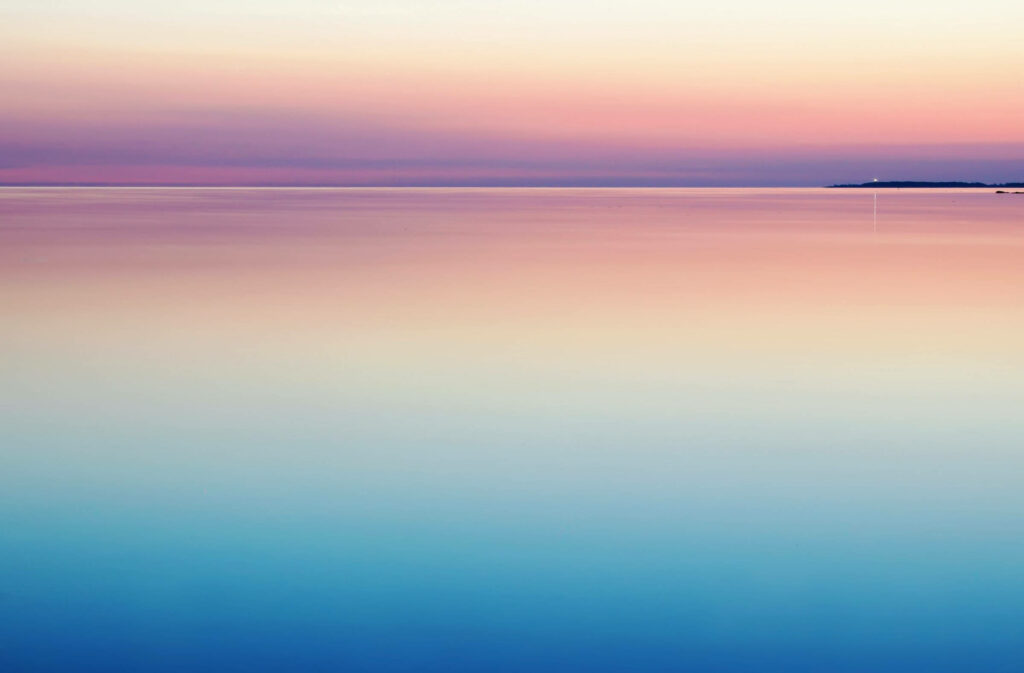 Serenity of Pastel Tones: Tranquil Seascape Wallpaper