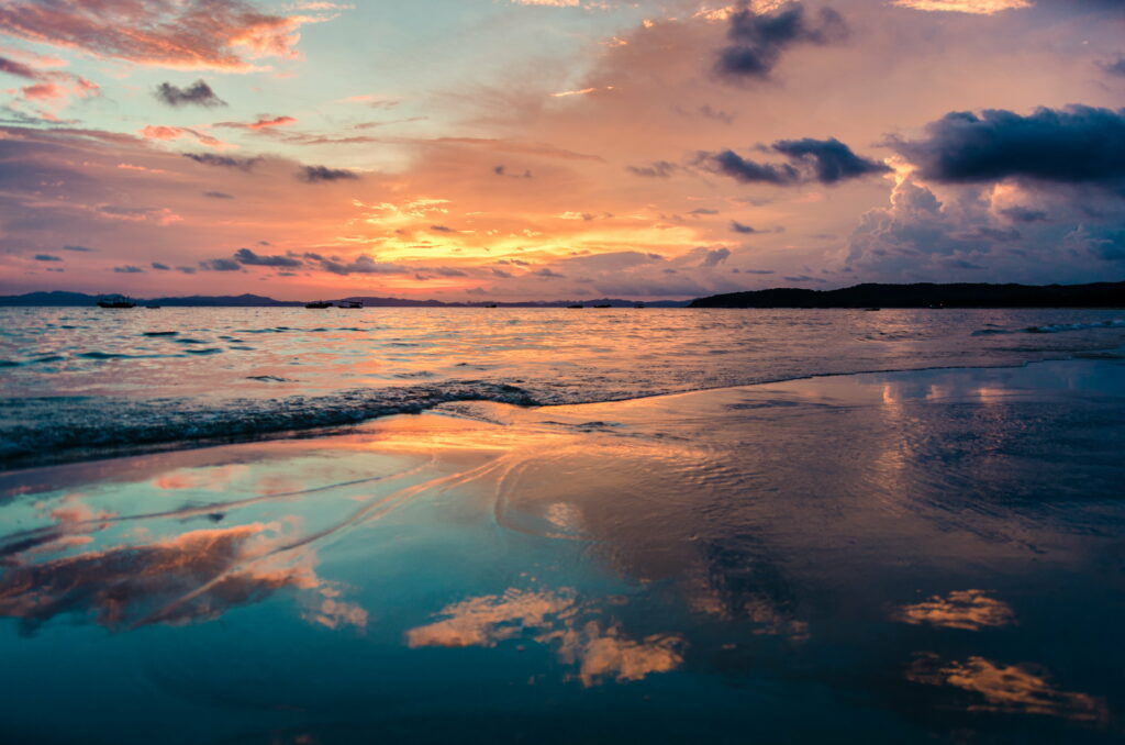 Tranquil Seashore Sunset HD Wallpaper - Serene Scenic Background