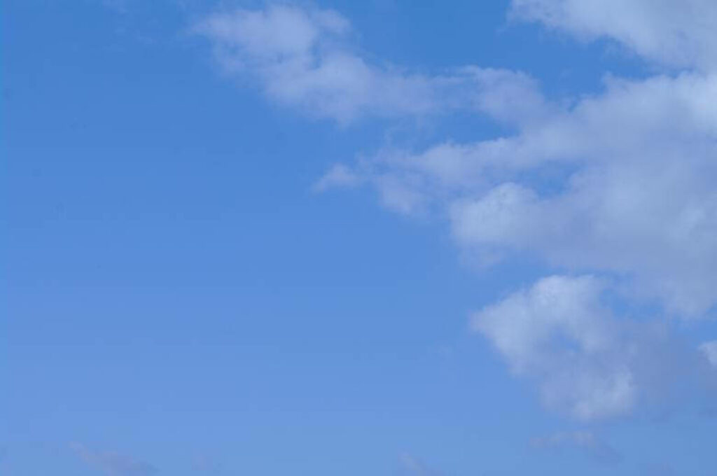 Serene Sky in Shades of Blue: Graceful Clouds Adorn the Upper Right Region Wallpaper