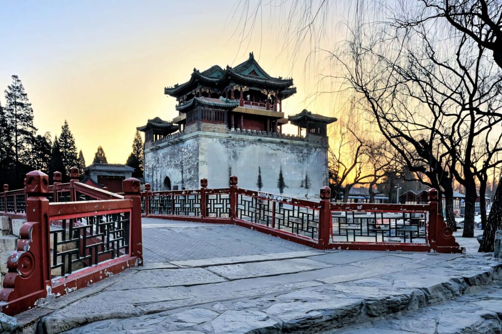 Serene Summer Palace Sunset: Intricate Architecture Wallpaper