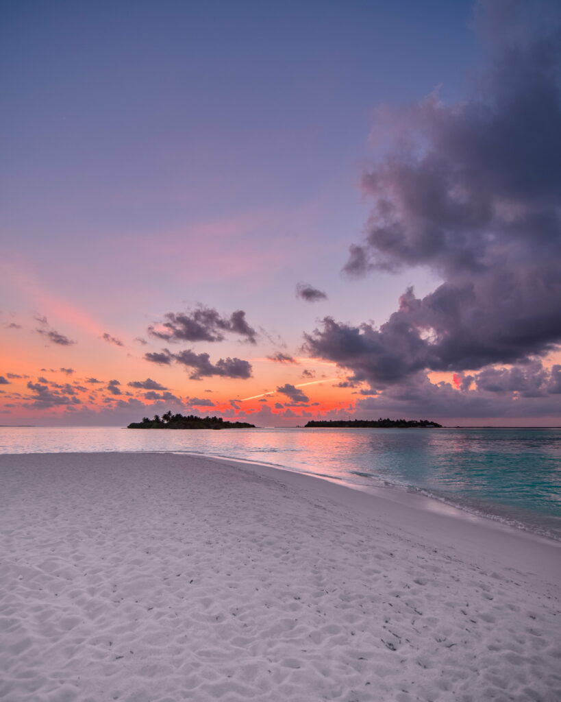 Serene Sunset Beach Scene: Vibrant HD Nature Wallpaper Background