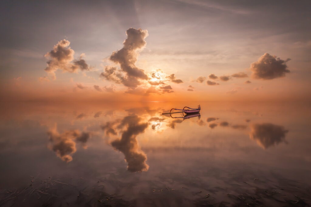 Serene Sunset Boat HD Wallpaper - Tranquil Sea Reflection