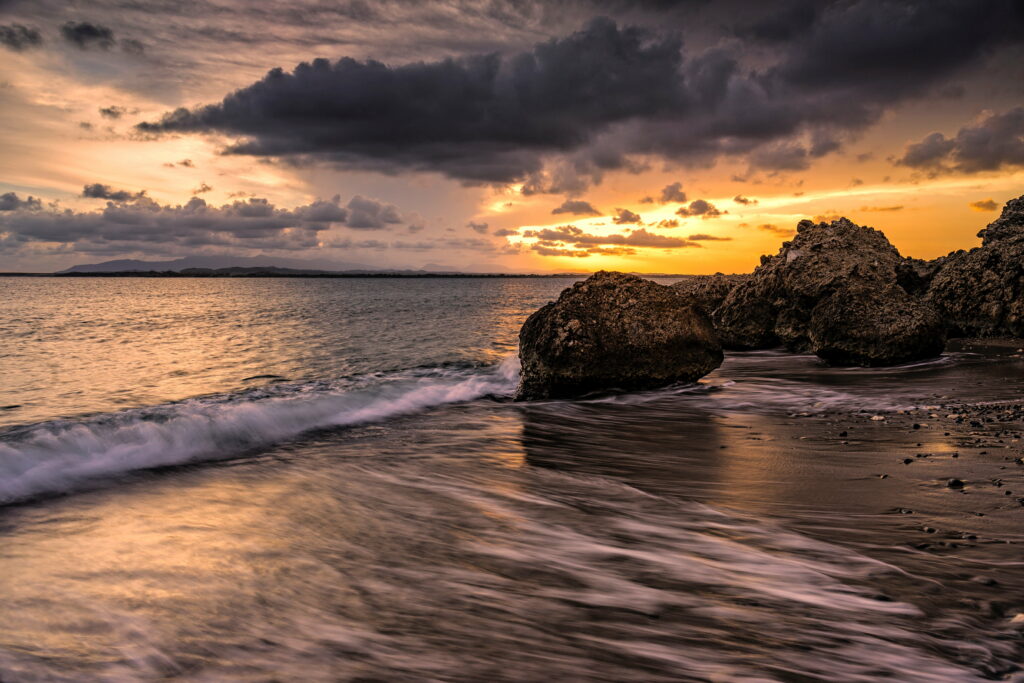 Serene Sunset Seascape: HD Wallpaper of Tranquil Ocean Waves