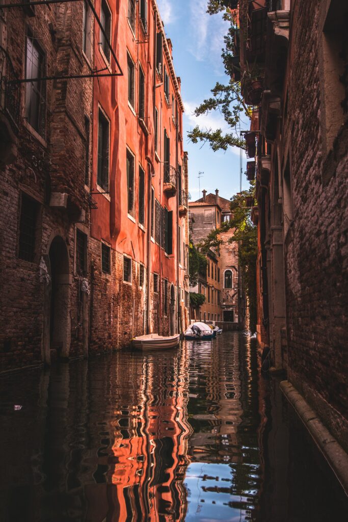 Tranquil Venetian Canal Wallpaper: Historic Rustic Beauty
