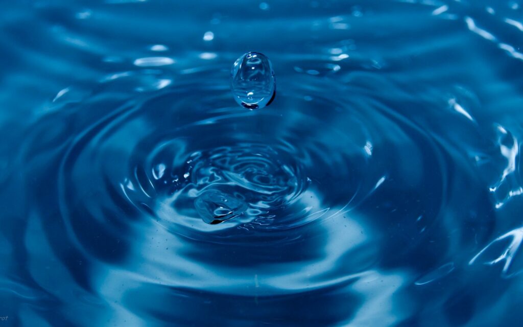 Tranquil Water Droplet Wallpaper: Calm Blue Ripples & Splashes