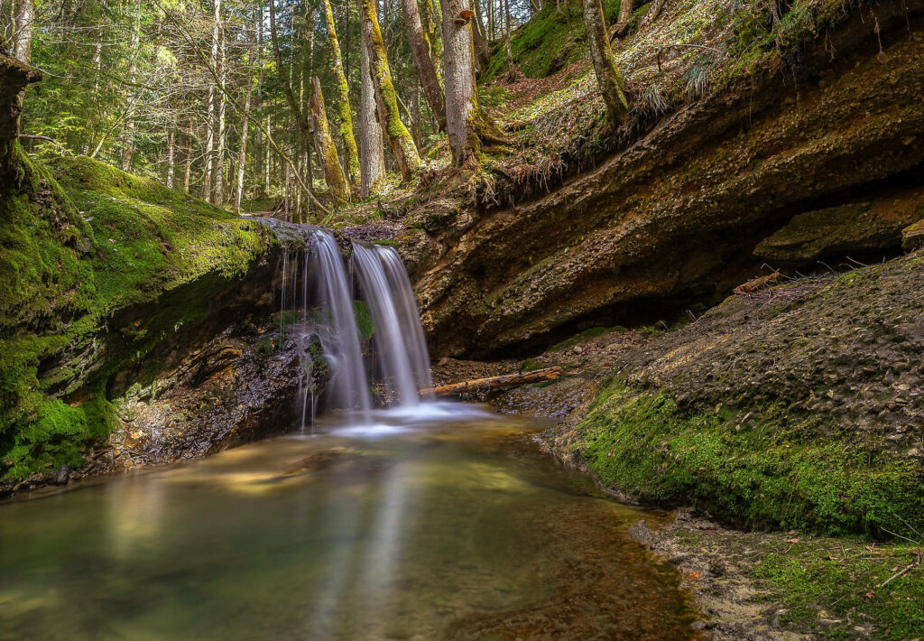 Tranquil Waterfall Desktop Wallpaper: Lush Greenery & Clear Pool