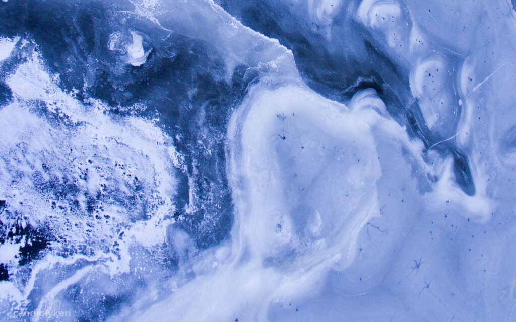 Tranquil Seascape: Serene Blue Aesthetic Abstract with Rippling Waves Wallpaper