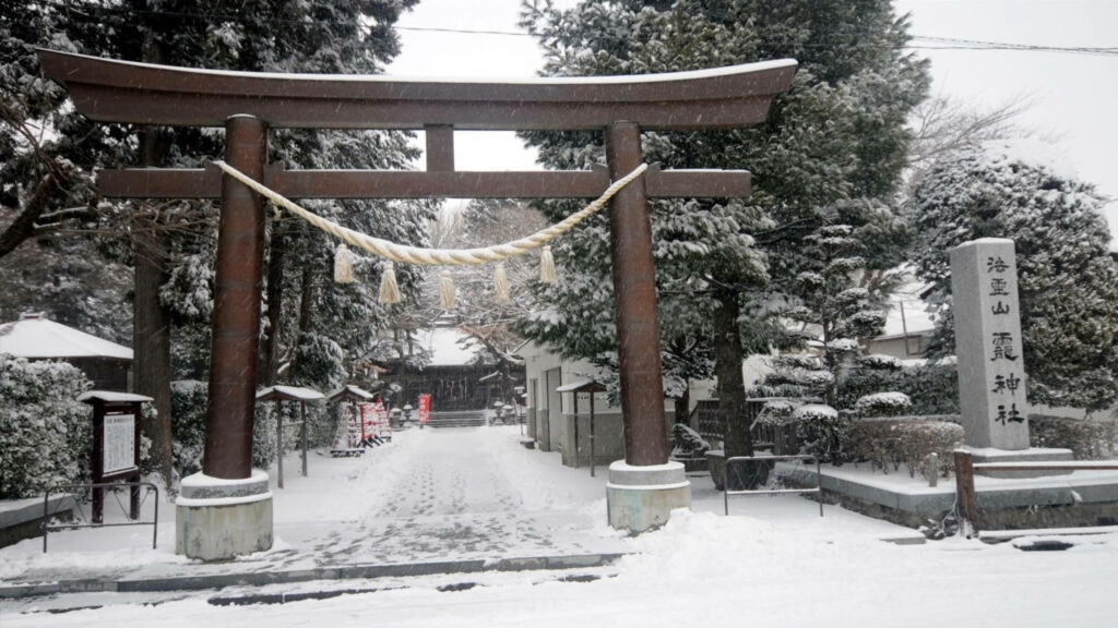 Tranquil Winter Scene: Japanese Torii Gate in Snowy Serenity Wallpaper