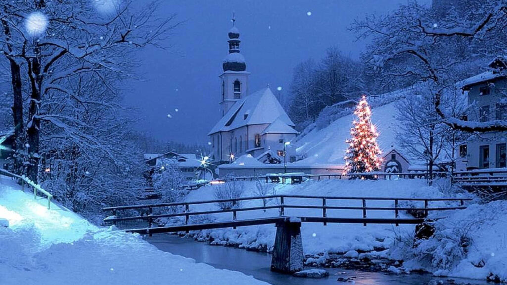 Tranquil Winter Village Wallpaper with Christmas Tree & Twilight Sky