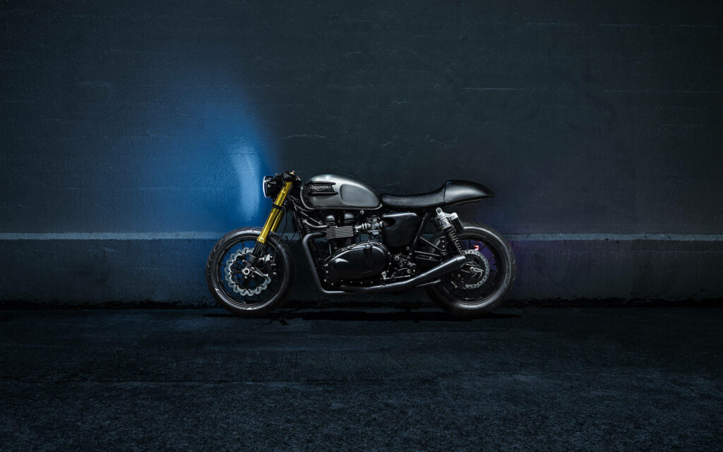 Sleek Triumph Bonneville Thruxton R: Elegant Café Racer Wallpaper