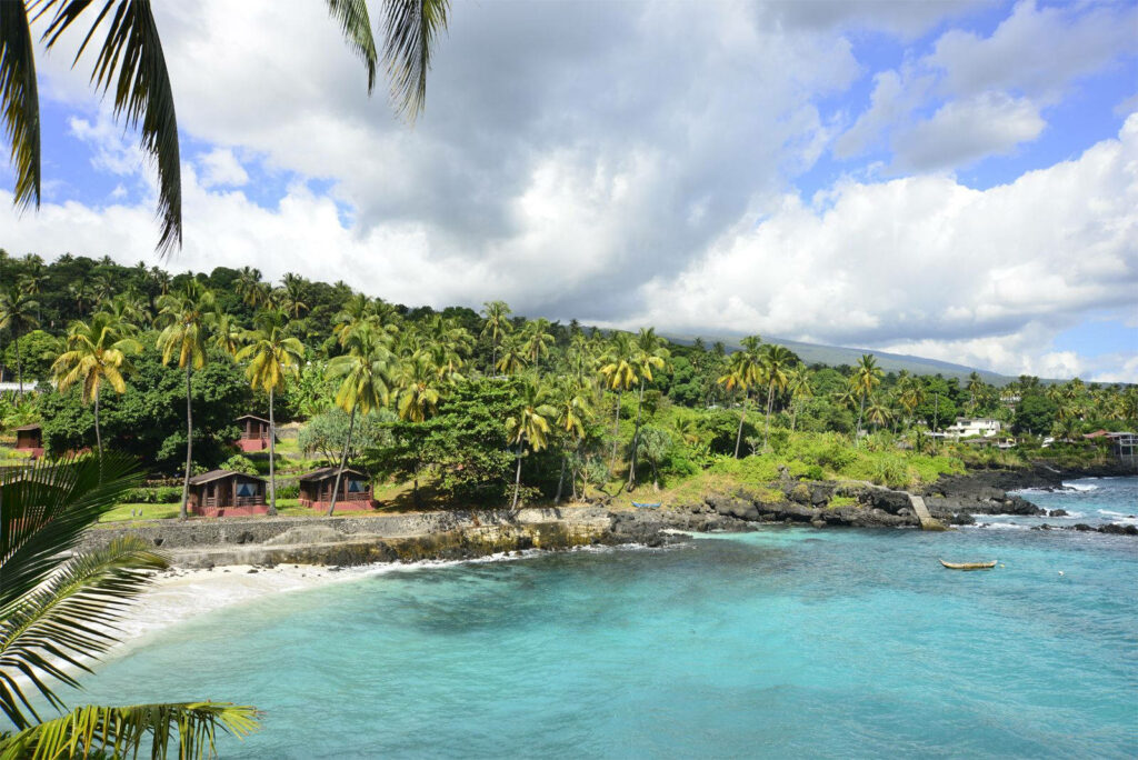 Vibrant Moroni Island Beach Wallpaper: Tropical Paradise Backdrop
