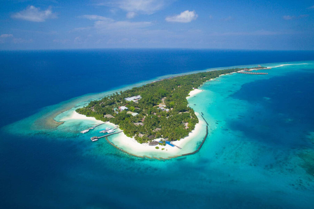 Tropical Island Aerial View: Turquoise Waters & Lush Beaches Wallpaper