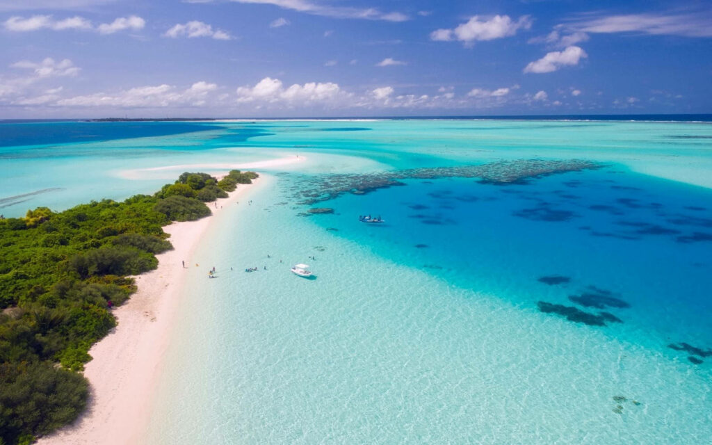 Tropical Island Paradise Wallpaper: White Sandy Beach & Turquoise Waters