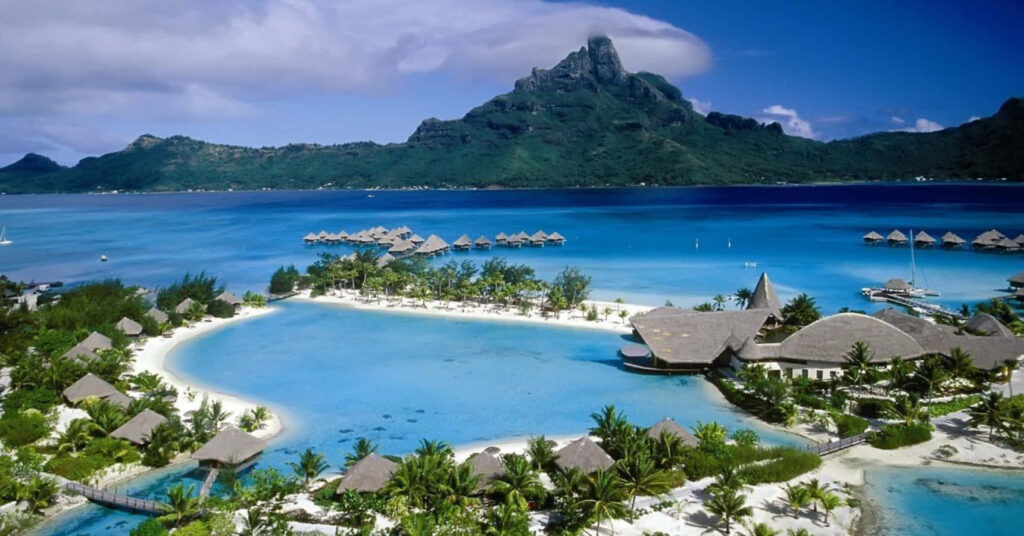 Tropical Island Paradise: Crystal Waters & Lush Villas Background Wallpaper