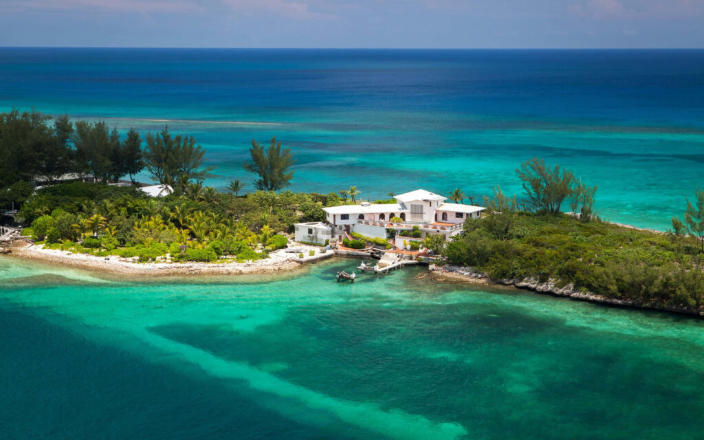 Serene Tropical Island Wallpaper: Luxurious Villa & Turquoise Waters