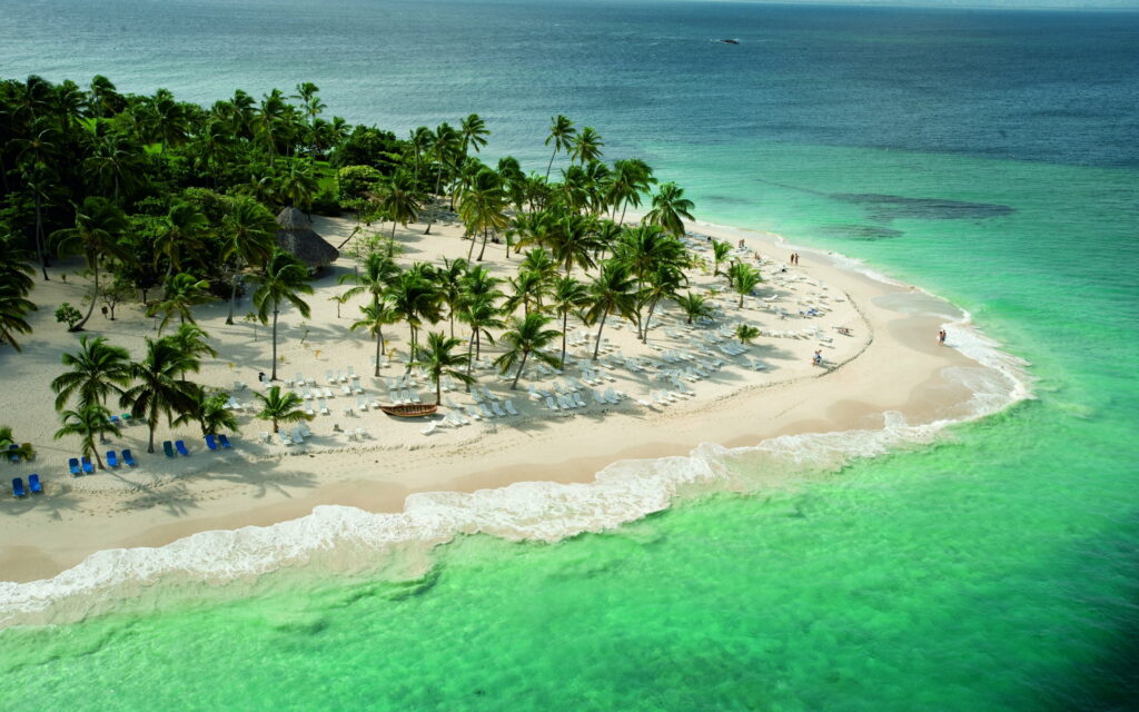 Serene Paradise: Las Terrenas' Breathtaking Coastal Beauty Wallpaper