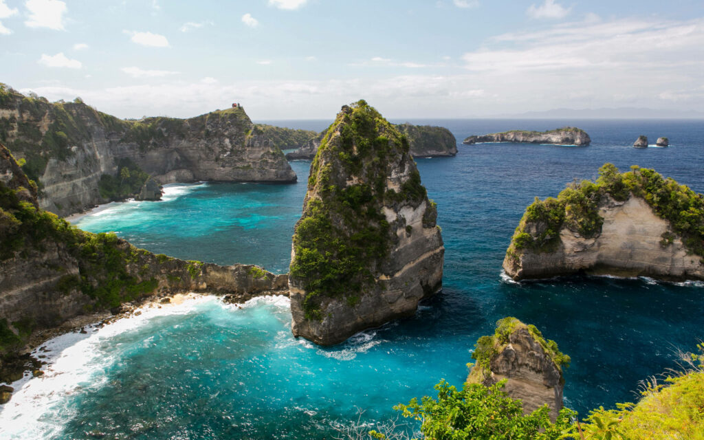 Raja Lima islands Nusa Penida limestone cliffs turquoise waters tropical paradise wallpaper