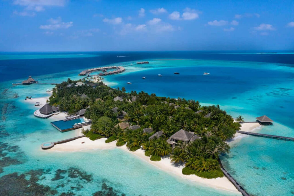 Stunning Tropical Island Resort Wallpaper: Turquoise Waters & Serenity