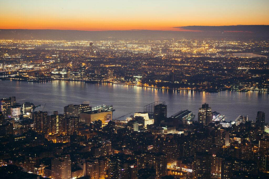 Twilight Cityscape Wallpaper: Vibrant Skyline & River Reflections