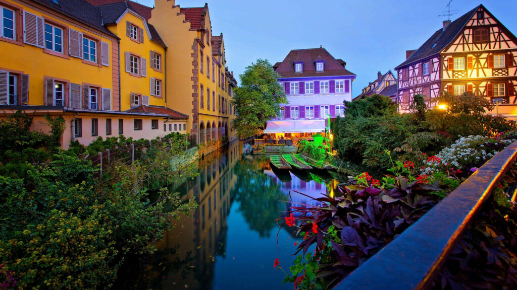 Charming European Waterway Twilight Wallpaper - Serene Canal Scene