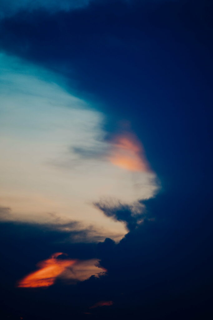 Twilight Sky HD Wallpaper: Serene Evening with Dramatic Colors