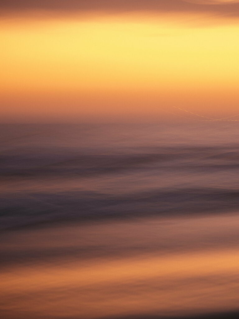 Twilight Blurred Landscape Phone Wallpaper: Serene Ethereal Background