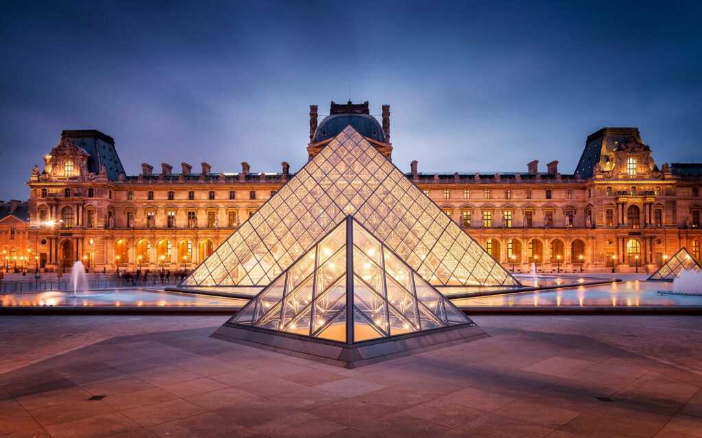 Louvre Palace Wallpaper: Stunning Twilight Architecture & Glass Pyramid
