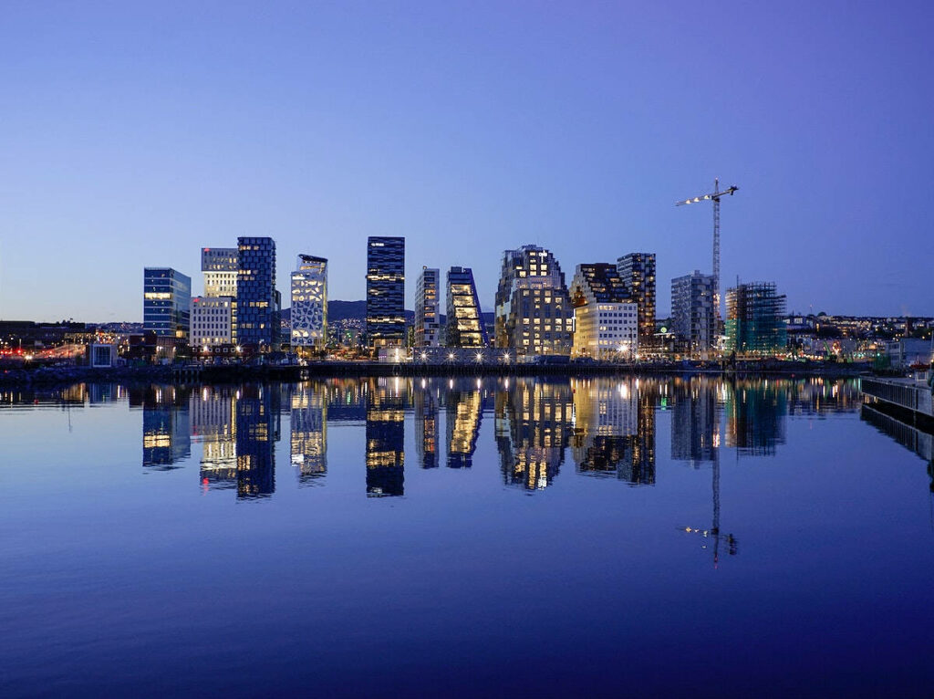 Twilight Oslo Cityscape: Modern Architecture Reflected in River Wallpaper