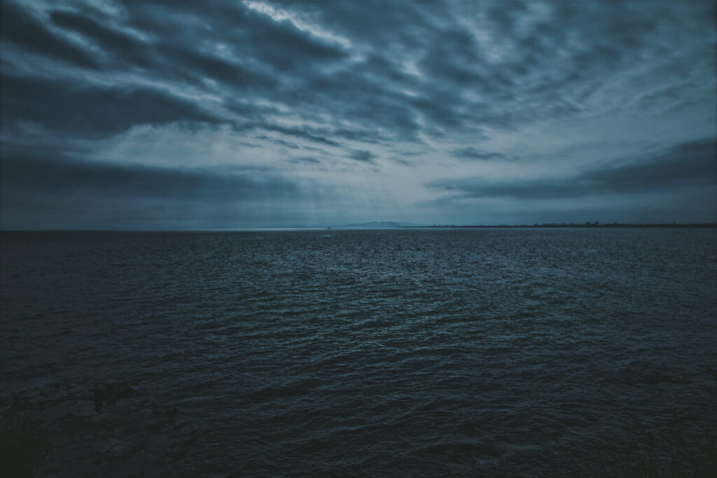 Twilight Serenity: A Captivating Horizon with Rippling Waves in a Sea of Clouds | 5K Wallpaper Background