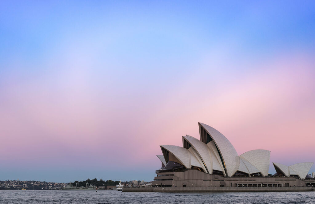 Twilight Sydney Opera House Wallpaper: Serene Waterfront View