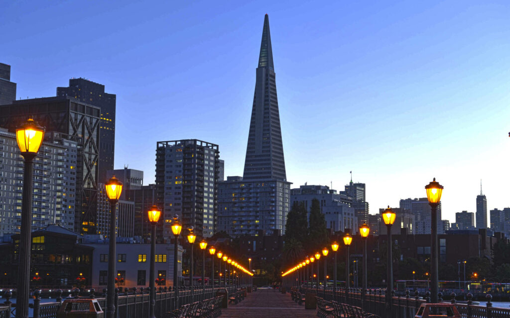 Twilight Transamerica Pyramid Wallpaper: Iconic San Francisco Glow
