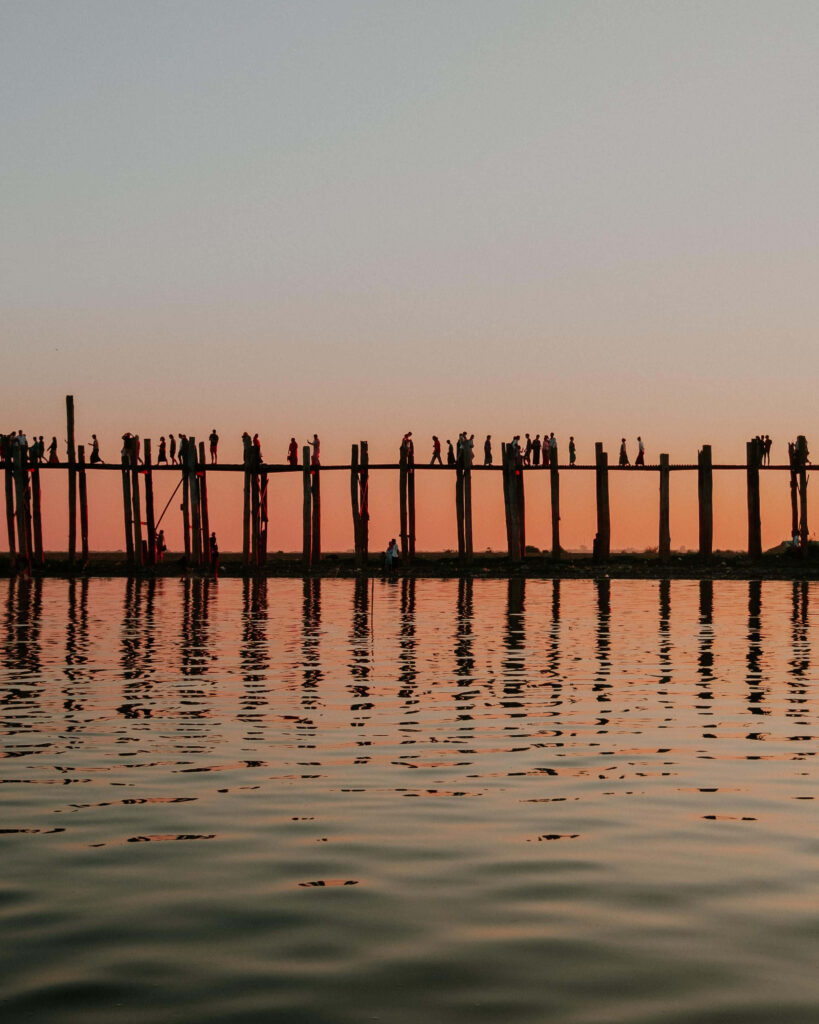 Serene U Bein Bridge Sunset Reflection Wallpaper – Tranquil Background