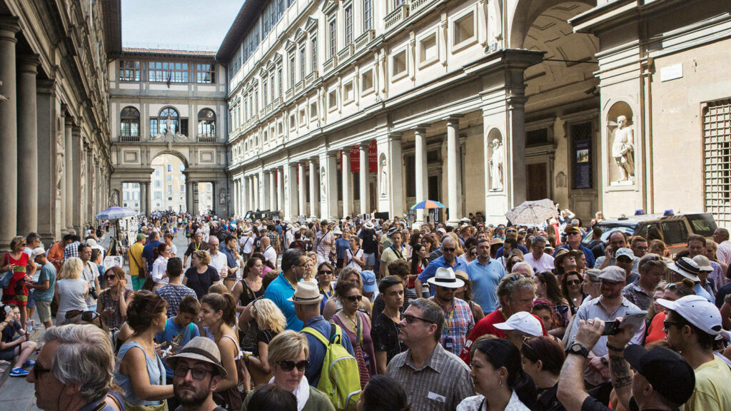 Uffizi Gallery Wallpaper: Bustling Tourist Crowd & Iconic Architecture