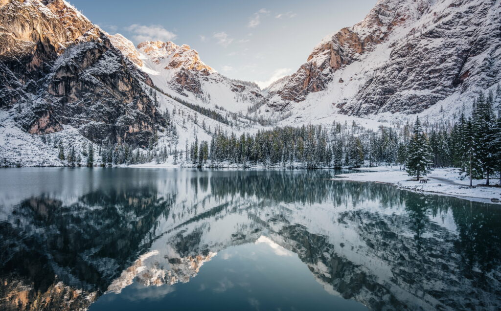 Winter's Ultra Beauty: A Bonito Mountain Landscape Wallpaper