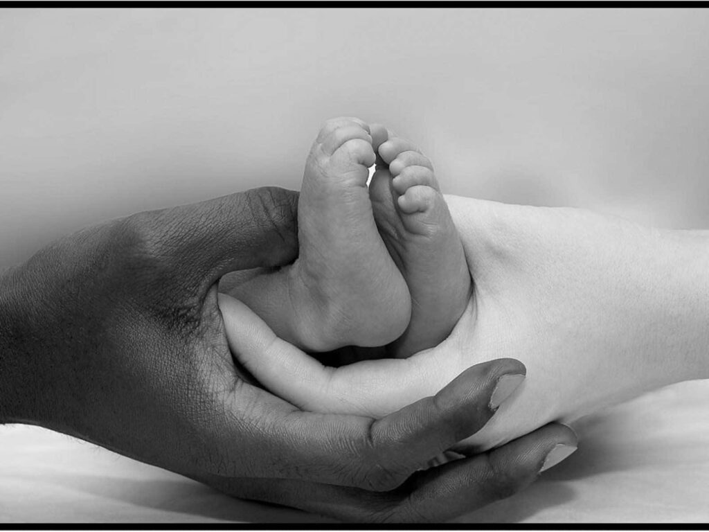 Heartwarming Black and White Wallpaper: Baby Feet & Unity in Love