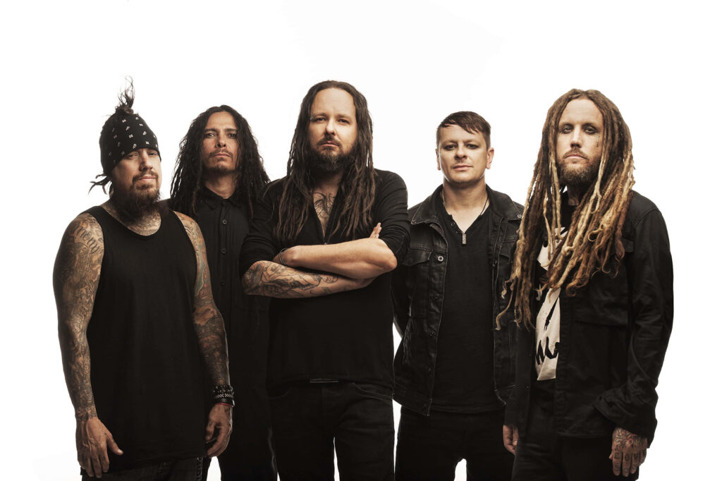 Monochrome Melodies: Captivating Live Performance by Korn, the Iconic Nu Metal Pioneers of the New Millennium Wallpaper