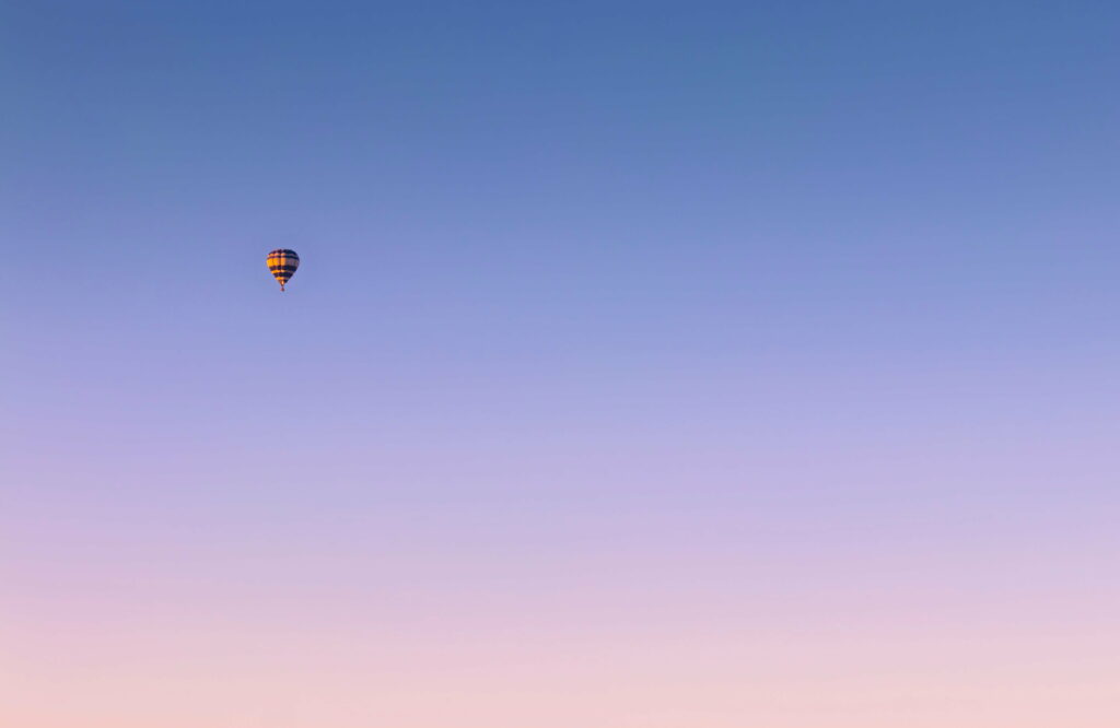 Serenity in Soaring Skies: A Captivating Balloon Flight Gradient – A Majestic 5K Wallpaper Background Photo