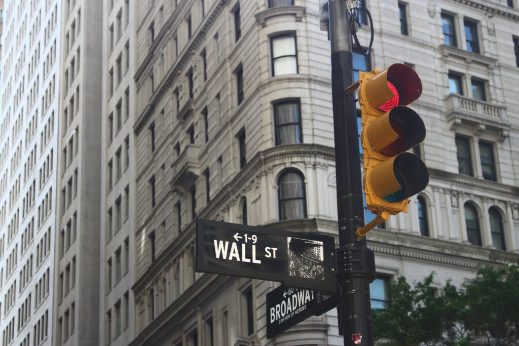 Urban Wallpaper: Traffic Light & Iconic Wall St & Broadway Scene